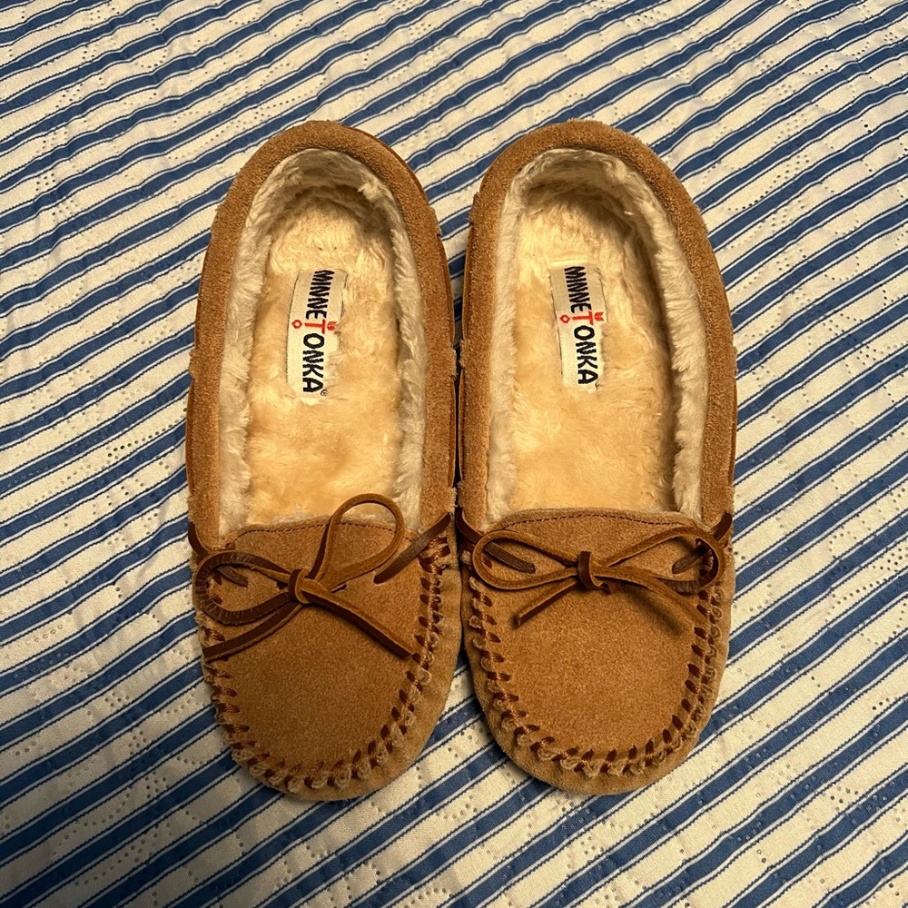 Minnetonka moccasin NWOT.  Size 6.